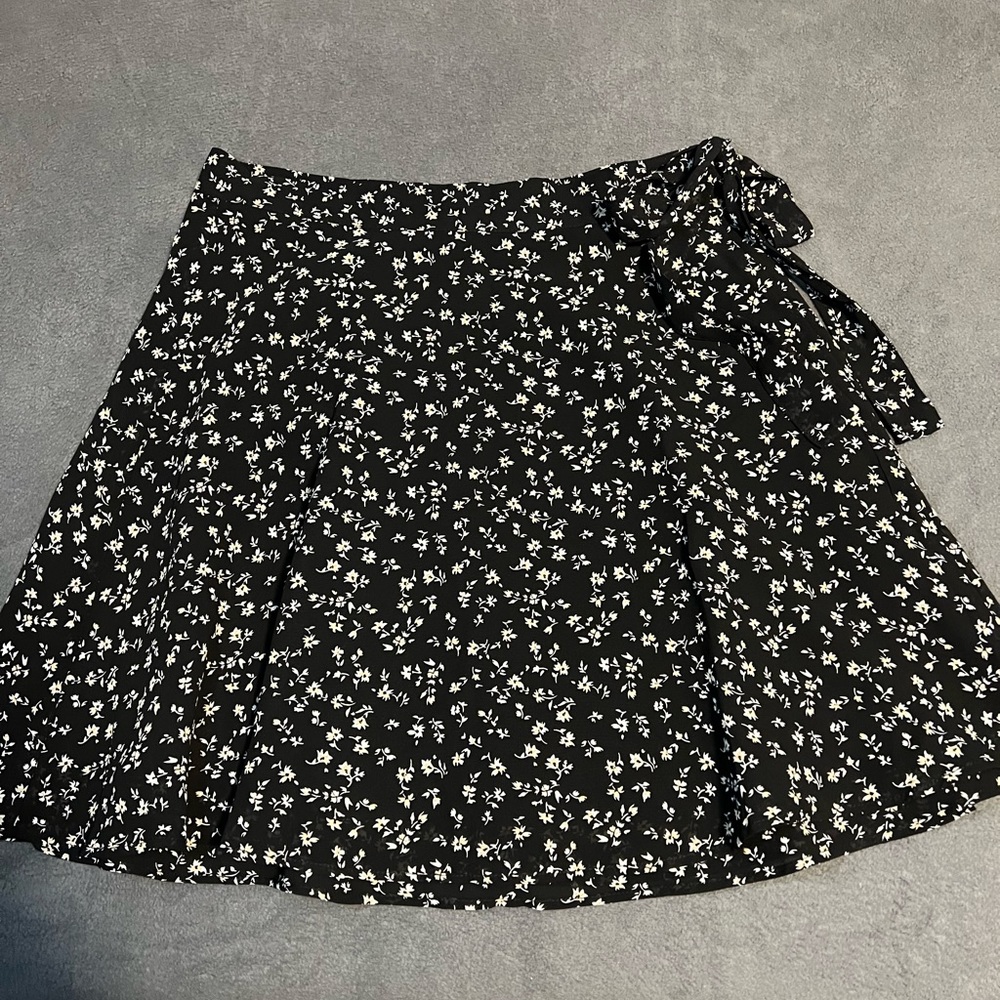 Forever 21 Black Floral Flowy Wrap Mini Skirt